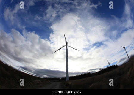 Le turbine eoliche stagliano contro il cielo blu Foto Stock