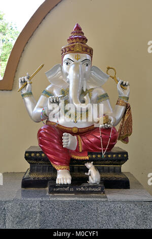 Questo è il numero 25 di 32 miniatura Ganesh statue nella sala circolare sotto la grande Pink Elephant costruzione di Wat Phrong Akat tempio nel centro Thai Foto Stock