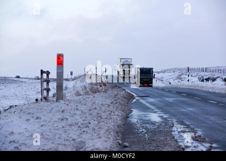 Veicoli pesanti, veicoli pesanti, sulla A628 Woodhead passano in un giorno di neve nel nord dell Inghilterra trans-Pennine road, Regno Unito. Foto Stock