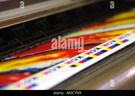 Marchio CMYK stampata da plotter a getto di inchiostro su carta bianca. Digitale grande macchina stampante. Foto Stock