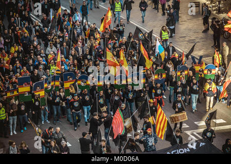 Barcellona, Spagna. Xx gen, 2018. Gli ufficiali di polizia della polizia nazionale e della Guardia Civil gridare slogan come essi marzo attraverso Barcellona protestando per una parità salariale regionale con la forze di polizia Credito: Matthias Oesterle/Alamy Live News Foto Stock