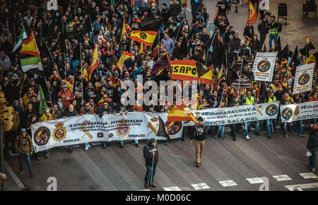 Barcellona, Spagna. Xx gen, 2018. Gli ufficiali di polizia della polizia nazionale e della Guardia Civil gridare slogan come essi marzo attraverso Barcellona protestando per una parità salariale regionale con la forze di polizia Credito: Matthias Oesterle/Alamy Live News Foto Stock