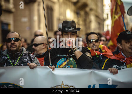 Barcellona, Spagna. Xx gen, 2018. Gli ufficiali di polizia della polizia nazionale e della Guardia Civil gridare slogan come essi marzo attraverso Barcellona protestando per una parità salariale regionale con la forze di polizia Credito: Matthias Oesterle/Alamy Live News Foto Stock