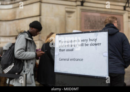 South Kensington, Londra, Regno Unito. Xx gen, 2018. Il miserabile Londra meteo con temperature fredde e pioggerellina fine richiama folle di londinesi e turisti al Victoria and Albert Museum (V&A) e il Museo di Storia Naturale di Londra. Il V&una coda in corrispondenza di un punto che viene tirato lungo la lunghezza della sua parte anteriore con centinaia aspettando pazientemente e alcuni report tempi di coda fino oltre 2 ore per ammissione generale. Entrambi i musei sono liberi di visitare e spesso sono in grado di attrarre visitatori ad alto volume. Credito: Imageplotter News e sport/Alamy Live News Foto Stock