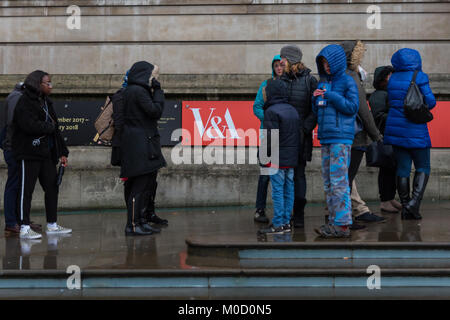 South Kensington, Londra, Regno Unito. Xx gen, 2018. Il miserabile Londra meteo con temperature fredde e pioggerellina fine richiama folle di londinesi e turisti al Victoria and Albert Museum (V&A) e il Museo di Storia Naturale di Londra. Il V&una coda in corrispondenza di un punto che viene tirato lungo la lunghezza della sua parte anteriore con centinaia aspettando pazientemente e alcuni report tempi di coda fino oltre 2 ore per ammissione generale. Entrambi i musei sono liberi di visitare e spesso sono in grado di attrarre visitatori ad alto volume. Credito: Imageplotter News e sport/Alamy Live News Foto Stock