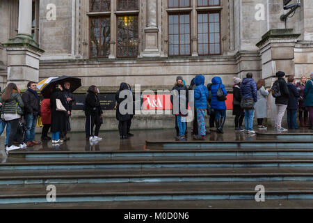 South Kensington, Londra, Regno Unito. Xx gen, 2018. Il miserabile Londra meteo con temperature fredde e pioggerellina fine richiama folle di londinesi e turisti al Victoria and Albert Museum (V&A) e il Museo di Storia Naturale di Londra. Il V&una coda in corrispondenza di un punto che viene tirato lungo la lunghezza della sua parte anteriore con centinaia aspettando pazientemente e alcuni report tempi di coda fino oltre 2 ore per ammissione generale. Entrambi i musei sono liberi di visitare e spesso sono in grado di attrarre visitatori ad alto volume. Credito: Imageplotter News e sport/Alamy Live News Foto Stock