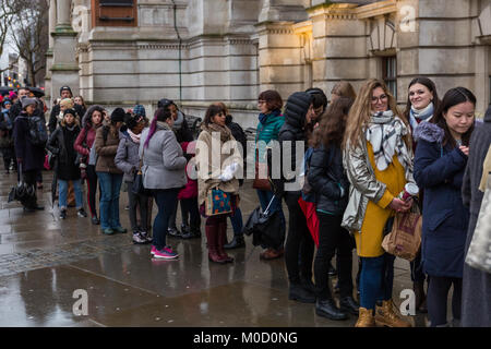 South Kensington, Londra, Regno Unito. Xx gen, 2018. Il miserabile Londra meteo con temperature fredde e pioggerellina fine richiama folle di londinesi e turisti al Victoria and Albert Museum (V&A) e il Museo di Storia Naturale di Londra. Il V&una coda in corrispondenza di un punto che viene tirato lungo la lunghezza della sua parte anteriore con centinaia aspettando pazientemente e alcuni report tempi di coda fino oltre 2 ore per ammissione generale. Entrambi i musei sono liberi di visitare e spesso sono in grado di attrarre visitatori ad alto volume. Credito: Imageplotter News e sport/Alamy Live News Foto Stock