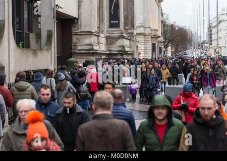 South Kensington, Londra, Regno Unito. Xx gen, 2018. Il miserabile Londra meteo con temperature fredde e pioggerellina fine richiama folle di londinesi e turisti al Victoria and Albert Museum (V&A) e il Museo di Storia Naturale di Londra. Il Museo di Storia Naturale avuto code di circa un ora secondo aspettando pazientemente i visitatori. Credito: Imageplotter News e sport/Alamy Live News Foto Stock