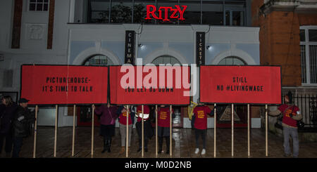 Londra, Regno Unito. Xx gen, 2018. Nell'esecuzione di lunghe controversie industriali, colpendo il personale presso il Ritzy cinema, membri dell'Unione il BECTU, protesta con i sostenitori come parte della loro campagna per ottenere il vivere a Londra salariale. Il cinema è di proprietà di Cineworld cinema gruppo che ha realizzato utili di £ 83 milioni dello scorso anno. Credito: David Rowe/Alamy Live News Foto Stock