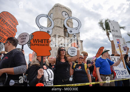 Palm Beach, Florida, Stati Uniti d'America. Xx gen, 2018. Protestor allietare e contiene indicazioni vicino alla Torre dell Orologio su South Ocean Boulevard prima dell'inizio della ''impeachment marzo al Mar-a-Largo'' su Palm Beach, FL, Sabato, 20 gennaio 2018. Centinaia di partecipanti riuniti in Palm Beach a marzo verso Mar-a-largo e protesta Presidente Trump il giorno che segna il primo anniversario della sua presidenza. Credito: Andres Leiva/Palm Beach post/ZUMA filo/Alamy Live News Foto Stock