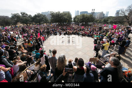 Texas membro rappresentante Donna Howard parla in un rally al Campidoglio del Texas ad Austin per il primo anniversario delle donne del marzo su Washington e un anno dopo il presidente Donald Trump's inaugurazione. Foto Stock