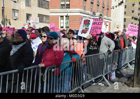 New York, NY: migliaia di persone hanno partecipato sulla relazione annuale di donne di marzo nella città di New York il 20 gennaio 2018. Foto Stock