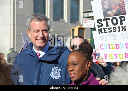 New York, NY: migliaia di persone hanno partecipato sulla relazione annuale di donne di marzo nella città di New York il 20 gennaio 2018. Foto Stock