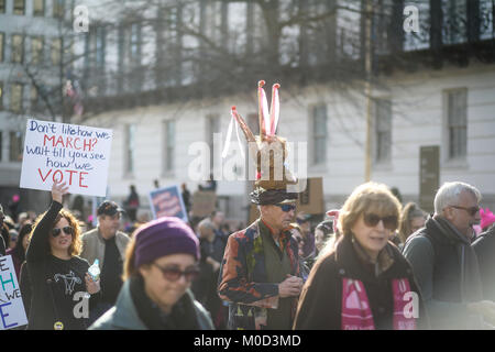 WASHINGTON, DC, Stati Uniti d'America. Il 20 gennaio, 2018. Quasi un anno dopo la storica Donne di marzo su Washington, attivisti si riuniscono nella capitale degli Stati Uniti ancora una volta a far sentire la loro voce. I manifestanti hanno marciato dal Lincoln Memorial alla Casa Bianca. Credito: Nicole vetro / Alamy Live News. Foto Stock