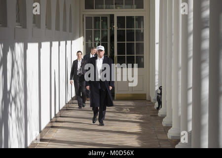 WASHINGTON, DC - 20 gennaio: Presidente Trump passeggiate lungo la West Wing Colonnato di ritornare a lavorare nell'ufficio ovale, a continuare gli sforzi per porre fine al governo democratici shutdown, sabato mattina, 20 gennaio 2018, presso la Casa Bianca di Washington, D.C. Persone: presidente Donald Trump Credito: tempeste Media Group/Alamy Live News Foto Stock