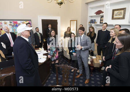 WASHINGTON, DC - 20 gennaio: Presidente Trump soddisfa con la Casa Bianca di alti membri dello staff Sarah Huckabee Sanders, Marc breve, Speranza Hicks, Jessica Idem, Hogan Gidley, Dan Scavino, Raj Shah, Jared Kushner, Ivanka Trump, Rob Porter, Mick Mulvaney e Lindsay Walters, nell'ala ovest uffici di comunicazione, su un anno di anniversario del Presidente TrumpÕs inaugurazione, Sabato, 20 gennaio 2018, presso la Casa Bianca di Washington, D.C. Persone: presidente Donald Trump Credito: tempeste Media Group/Alamy Live News Foto Stock