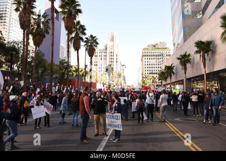 Los Angeles, Stati Uniti d'America. Xix gen, 2018. Vista dei dimostranti al 2018 Donne del marzo di Los Angeles a Pershing Square il 20 gennaio. 2018 a Los Angeles, California Credit: la foto di accesso/Alamy Live News Foto Stock
