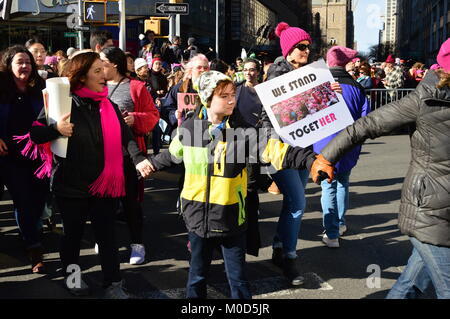 New York, NY, STATI UNITI D'AMERICA 20 gennaio 2018 centinaia di migliaia di persone per strada per partecipare alle donne di marzo nella città di New York Credito: James Kirkikis/Alamy Live News Foto Stock