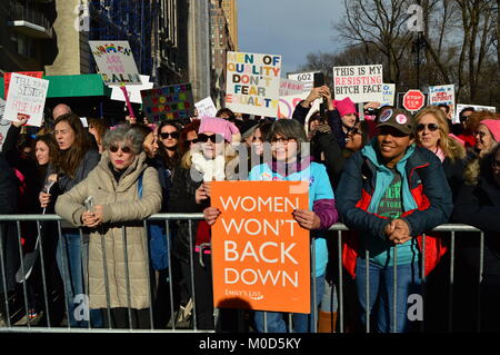 New York, NY, STATI UNITI D'AMERICA 20 gennaio 2018 centinaia di migliaia di persone per strada per partecipare alle donne di marzo nella città di New York Credito: James Kirkikis/Alamy Live News Foto Stock