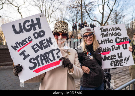 New York, Stati Uniti d'America, 20 gen 2018. Decine di migliaia di dimostranti partecipare le donne del marzo attraverso la città di New York per protestare contro le politiche del presidente americano Donald Trump nel primo anniversario della sua inaugurazione. Foto di Enrique Shore/Alamy Live News Foto Stock