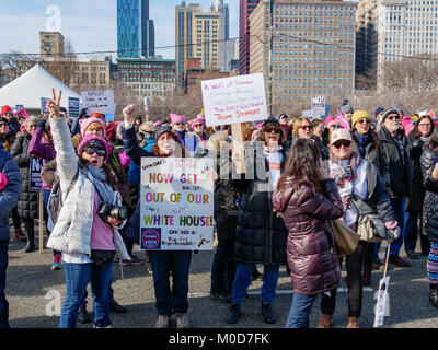 Chicago, Illinois, Stati Uniti d'America. Il 20 gennaio 2018. Quasi 300.000 uomini e donne riuniti in Grant Park per le donne del marzo alle urne in questa città oggi. Poi i manifestanti hanno marciato al Federal Plaza presso Adams e strade di Dearborn. Foto Stock