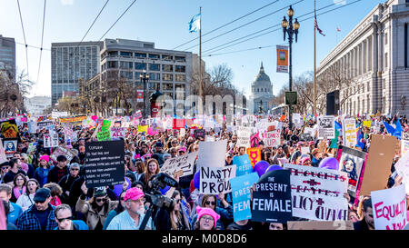 San Francisco, California, Stati Uniti d'America. Il 20 gennaio, 2018. Il 2018 donne di Marzo a San Francisco, organizzato da donne nel marzo del Bay Area. La folla di dimostranti è visto convergere da Market Street a sud e il Centro Civico Plaza con centinaia di segni e di coloro che riempiono le strade. Foto Stock