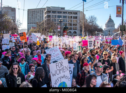 San Francisco, California, Stati Uniti d'America. Il 20 gennaio, 2018. Il 2018 donne di Marzo a San Francisco, organizzato da donne nel marzo del Bay Area. Una grande folla di popolo marchigiano lungo Market Street holding molti segni colorati per la marcia di protesta. Foto Stock