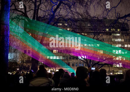 Londra, Inghilterra. Il 20 gennaio 2018. Spettrale, da Katarzyna Malejka e Joachim Slugocki in St James's Square è parte di Lumiere London 2018. Lumiere Londra è una città vasta light festival che racchiude numerose installazioni di luce tutta la capitale. Credito: Milton Cogheil/Alamy Live News Foto Stock