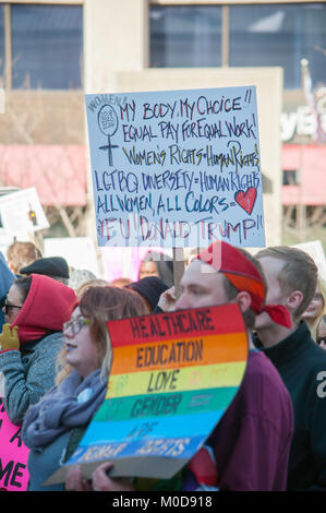 Gli accordi di Dayton, Ohio unisce la nazione sabato 20 gennaio mantenendo i propri diritti delle donne al rally di Montgomery County Courthouse. Credito: Martin Wheeler/Alamy Live News Foto Stock