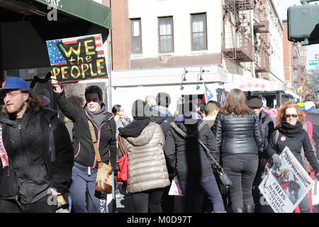 La città di New York, New York, Stati Uniti d'America. Xx gen, 2018. Centinaia di migliaia di manifestanti ancora una volta ha preso le strade di Manhattan, a New York il 20 gennaio 2018, per la 2a. Donne annuale del marzo, la protesta della presidenza del presidente americano Donald Trump e il suo misogine e politiche razziste. Altre marce di protesta e manifestazioni sono state programmate per prendere posto in altri cita in tutto il mondo. Credito: 2018 G. Ronald Lopez/ZUMA filo/Alamy Live News Foto Stock