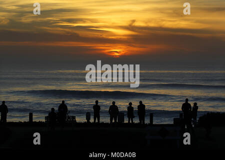 San Diego, CA, Stati Uniti d'America. Xix gen, 2018. 19 gennaio 2018- San Diego, California, Stati Uniti d'America- Visitatori per guardare il grande surf al tramonto a Windansea Beach a La Jolla, California. Credito: KC Alfred/ZUMA filo/Alamy Live News Foto Stock