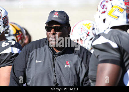 Pasadena CA. Xx gen, 2018. NCAA Football 2018: assistente allenatore Jackie Slater durante la collegiata NFLPA ciotola vs americana National presso il Rose Bowl di Pasadena, ca. il 20 gennaio 2018 (foto di Jevone Moore) Credito: csm/Alamy Live News Foto Stock