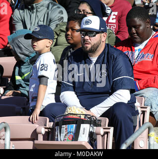 Pasadena CA. Xx gen, 2018. NCAA Football 2018: Penn State padre e figlio di ventole in mezzo alla folla durante la collegiata NFLPA ciotola vs americana National presso il Rose Bowl di Pasadena, ca. il 20 gennaio 2018 (foto di Jevone Moore) Credito: csm/Alamy Live News Foto Stock