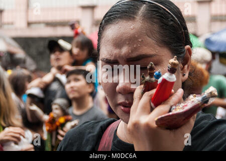 Filippine. Xxi gen, 2018. Devoti cattolici riuniti intorno alla chiesa del Sto. Nino (Gesù bambino) in tondo Manila come si celebra il festival annuale del. Migliaia di portare le proprie immagini e statue, la maggior parte di loro tramandata di generazione in generazione, di Gesù bambino come sacerdoti benedire le immagini con l'acqua santa. Credito: J Gerard Seguia/ZUMA filo/Alamy Live News Foto Stock