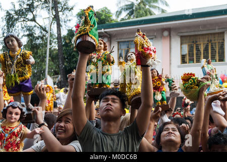 Filippine. Xxi gen, 2018. Devoti cattolici riuniti intorno alla chiesa del Sto. Nino (Gesù bambino) in tondo Manila come si celebra il festival annuale del. Migliaia di portare le proprie immagini e statue, la maggior parte di loro tramandata di generazione in generazione, di Gesù bambino come sacerdoti benedire le immagini con l'acqua santa. Credito: J Gerard Seguia/ZUMA filo/Alamy Live News Foto Stock