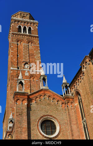 Chiesa di Santa Maria Gloriosa dei Frari gotico medievale torre campanaria in Venezia, completato nel 1396 Foto Stock