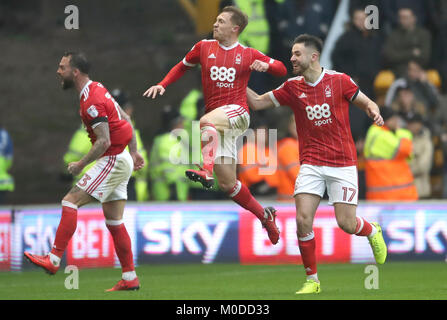 Il Nottingham Forest del Ben Osborn (centro) punteggio celebra il suo lato il secondo obiettivo del gioco durante il cielo di scommessa match del campionato a Molineux, Wolverhampton. Foto Stock