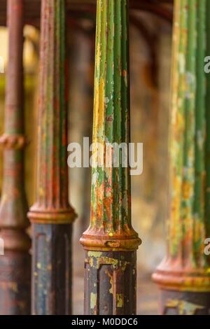 Supporto in ghisa pali ruggine in una linea. Foto Stock