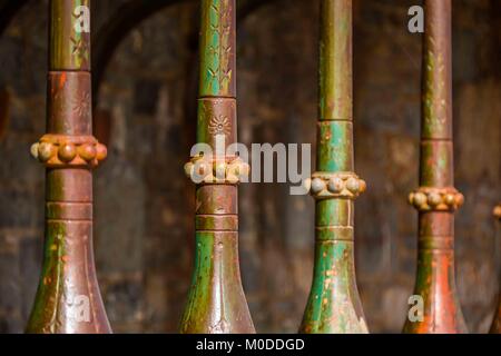 Supporto in ghisa pali ruggine in una linea. Foto Stock