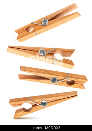 Set di clothespins in legno isolato su sfondo bianco Foto Stock