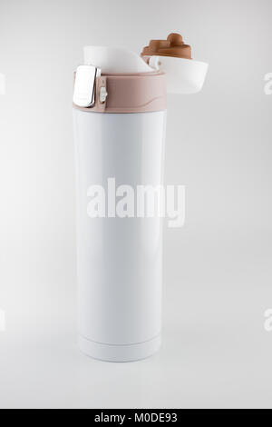 Thermos travel mug isolati su sfondo bianco Foto Stock