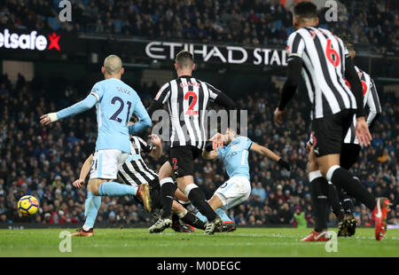 Manchester City Sergio Aguero (centro destra) punteggi al suo fianco il terzo obiettivo del gioco durante il match di Premier League al Etihad Stadium e Manchester. Foto Stock