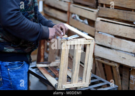 20/gennaio/2018 Un lavoratore fissate scatole di legno chiamato 'huacales' a 'Central de Abasto' mercato in Messico Cit. Circa il 35% dei fiori, frui Foto Stock