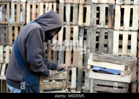 20/gennaio/2018 Un lavoratore fissate scatole di legno chiamato 'huacales' a 'Central de Abasto' mercato in Messico Cit. Circa il 35% dei fiori, frui Foto Stock