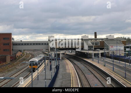 Treno sulle vie A Banbury stazione ferroviaria, Oxfordshire, Regno Unito Foto Stock