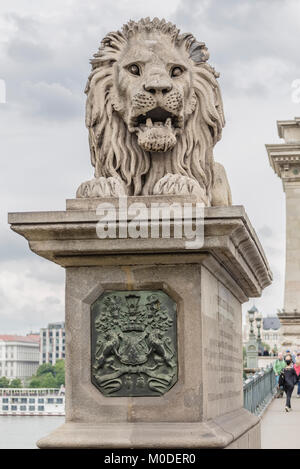 La scultura di un leone su un ponte delle catene a Budapest. Ungheria Foto Stock