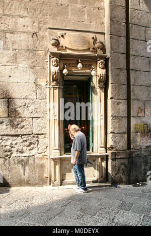 A NAPOLI - ITALIA - su 08/31/2016 - un uomo in preghiera davanti all altare di San gennaio cancello in Napoli Foto Stock