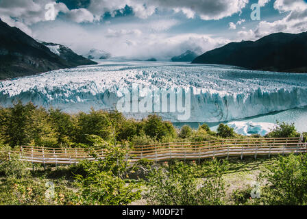 La magnifica vista del ghiacciaio Perito Moreno e la passerella sistema costruito per il turista di osservare la carachteristic ghiaccio cadano, Patagonia, Argentina Foto Stock