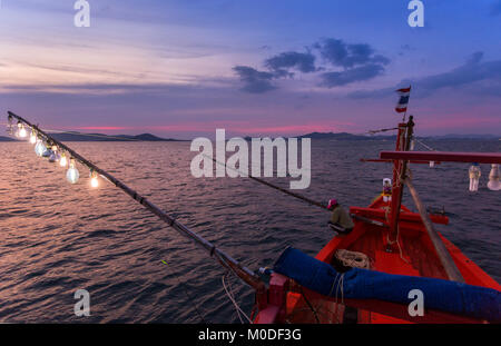 Vista superiore del pescatore e la canna da pesca sulla barca di pescatori sul mare Foto Stock