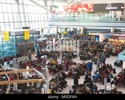 UK, Londra, all'aereoporto di heathrow terminal 5. 12/28/2017. Il terminale occupato è stato progettato per la gestione di 35 milioni di passeggeri l'anno. Foto Stock